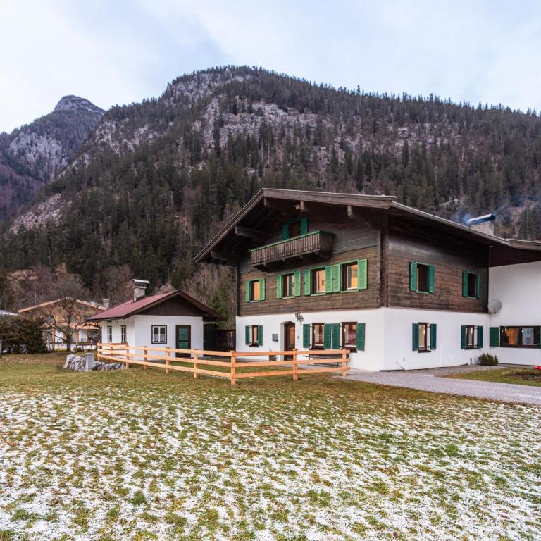 Großes Ferienhaus für 10 Personen mit Kachelofen & Bergblick - Appartement - 74