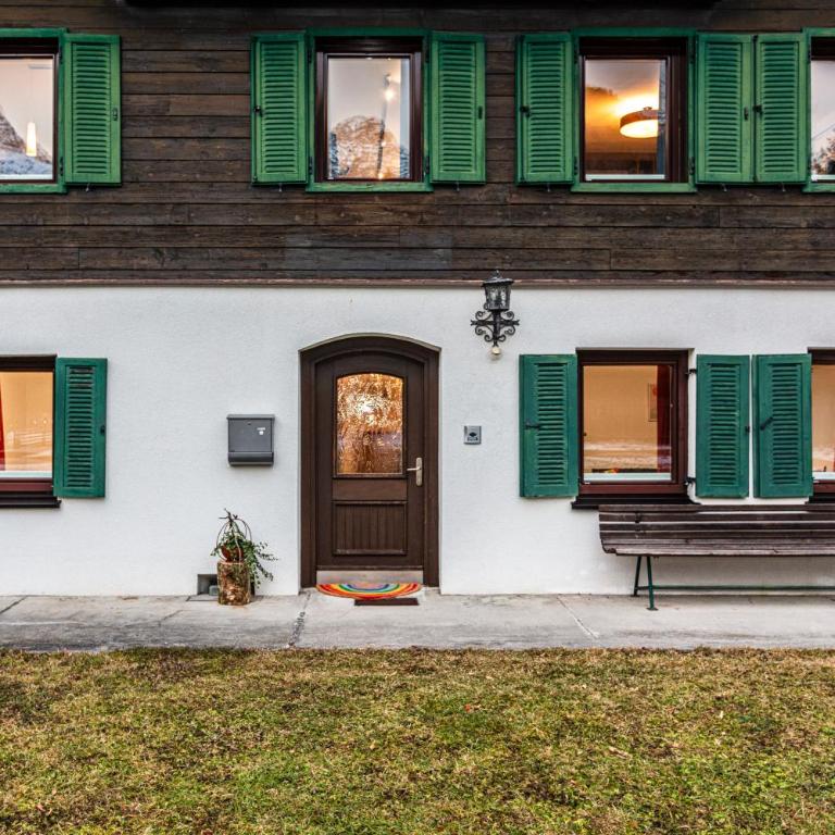 Großes Ferienhaus für 10 Personen mit Kachelofen & Bergblick - Appartement - 77