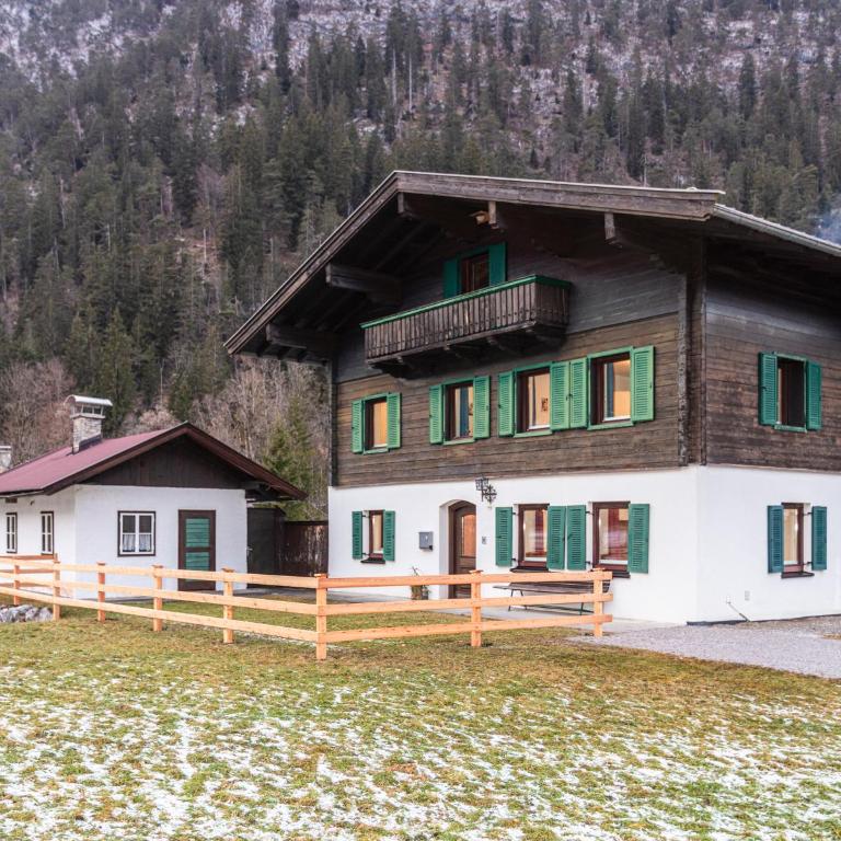 Großes Ferienhaus für 10 Personen mit Kachelofen & Bergblick - Appartement - 78