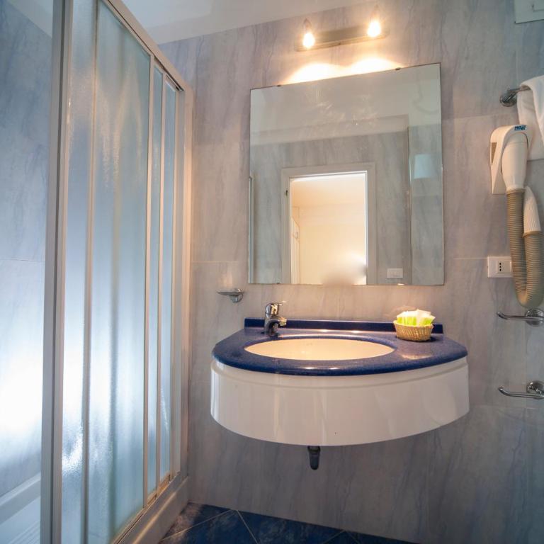 Hotel Mon Cheri - Comfort Quadruple Room with lateral sea view - 9