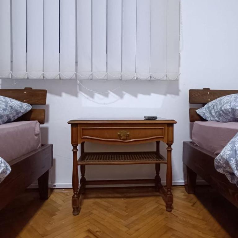 Small Hill Guesthouse - Economy Quadruple Room - 7