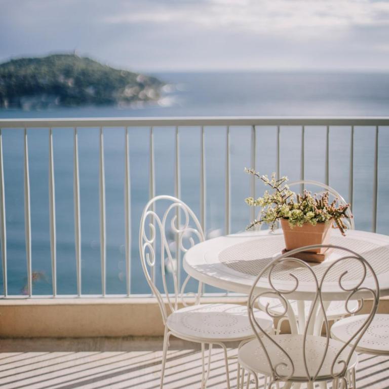 French Riviera - 3 pièces, vue mer et piscine - Appartement 2 Chambres - 5