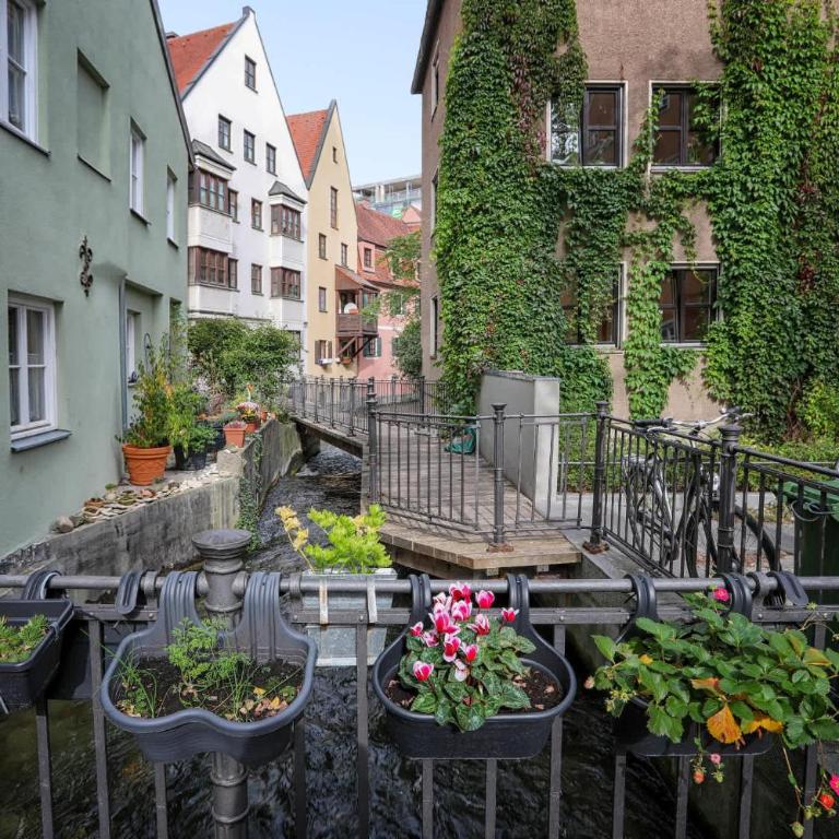 GoldenKey-Suites - Spacious Luxury Apartment in the Heart of Augsburg Old Town - Premium Open-Plan Kitchen - Appartement - 1