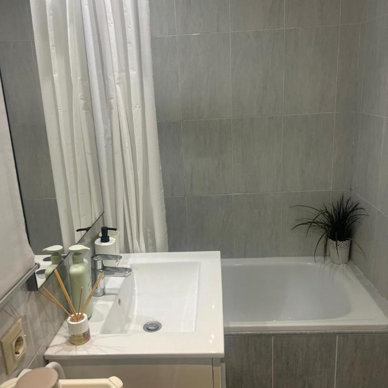 Family Home AVE Joaquín Sorolla & Centro - Two-Bedroom Apartment - 29