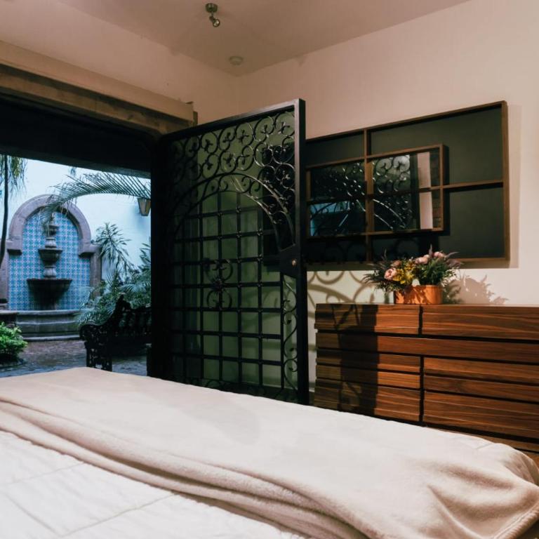 Hotel Boutique - Deluxe Queen Room - 1