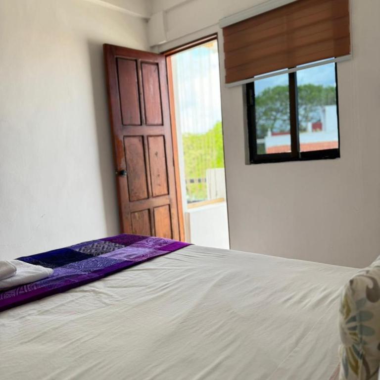 Calma Chicha Rooms - Queen Room with Balcony - 13