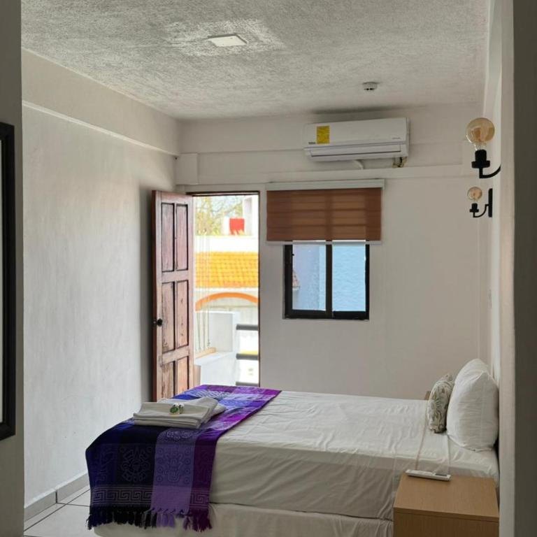 Calma Chicha Rooms - Queen Room with Balcony - 11