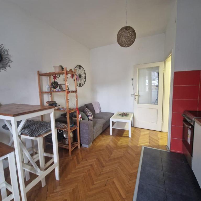 Urban Stay Balkanska - Triple Room with Shared Bathroom - 2