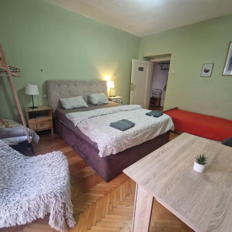 Urban Stay Balkanska - Triple Room with Shared Bathroom - 3