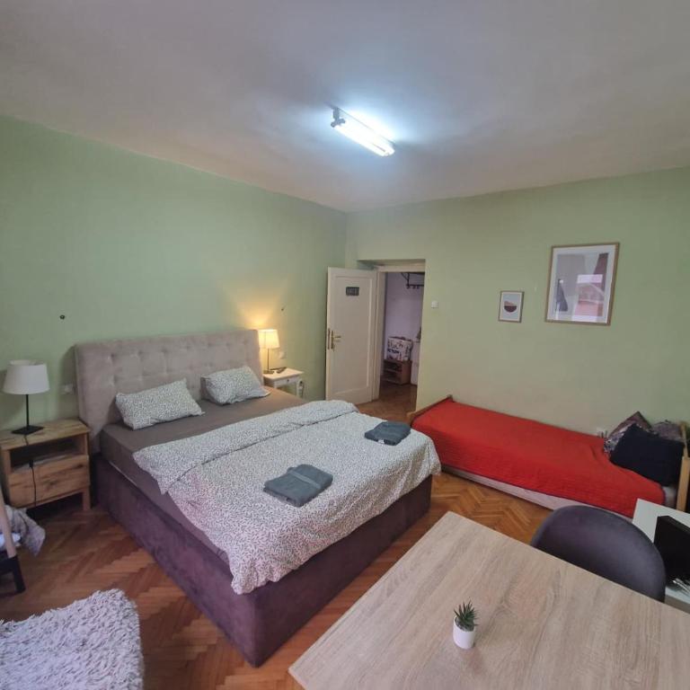 Urban Stay Balkanska - Triple Room with Shared Bathroom - 5