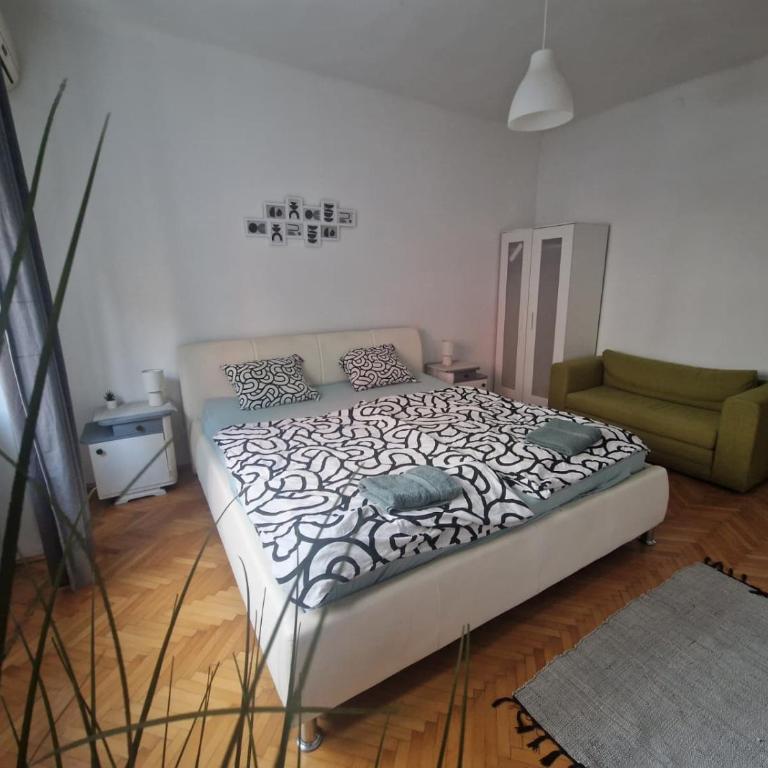 Urban Stay Balkanska - Standard Double Room with Shared Bathroom - 1