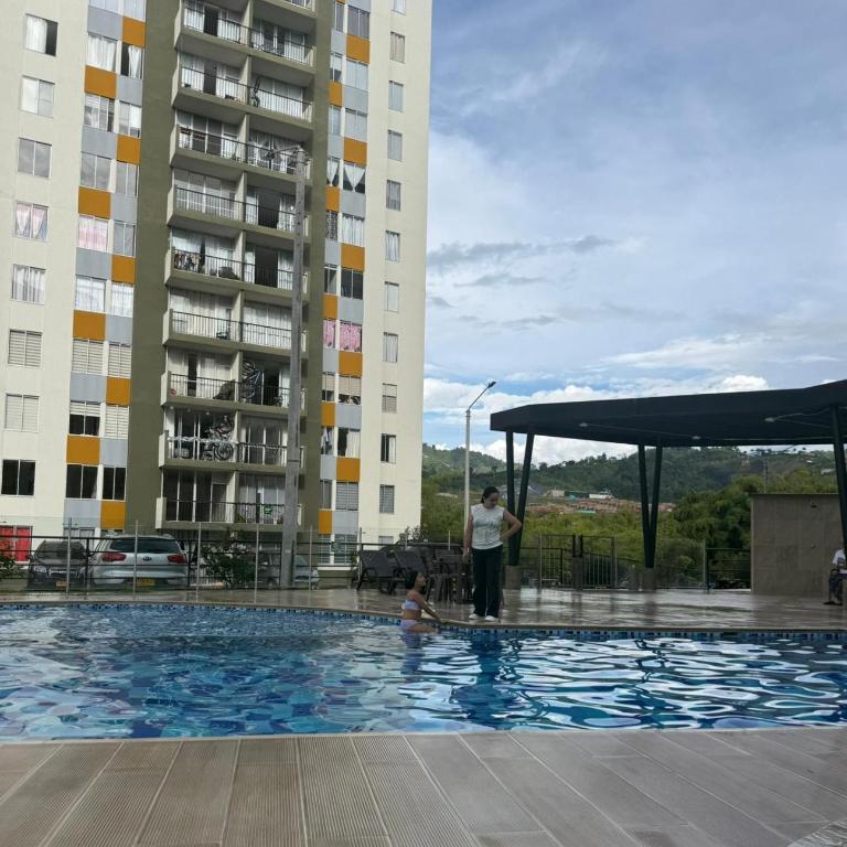 Apartamento nuevo en conjunto, Picina y Jacuzzi comunal - Parqueadero Privado - Apartamento de 3 dormitorios - 2