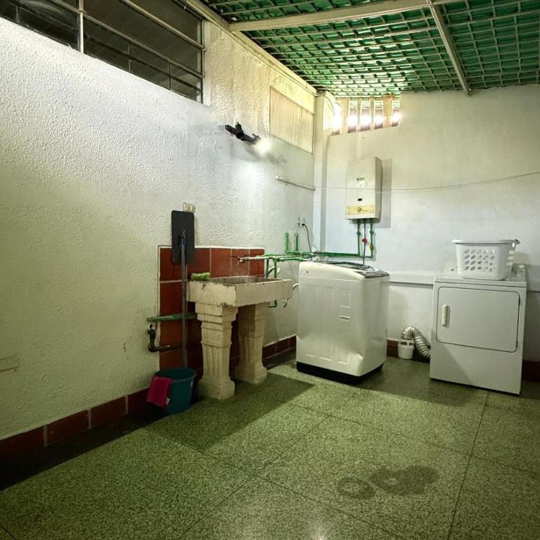 Brilliant 6-bedroom house with AC in vibrant Caracas - Casa - 39