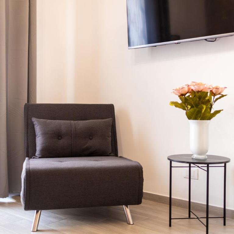 Via Col Vento Rooms - Family Room with Private Bathroom - 10