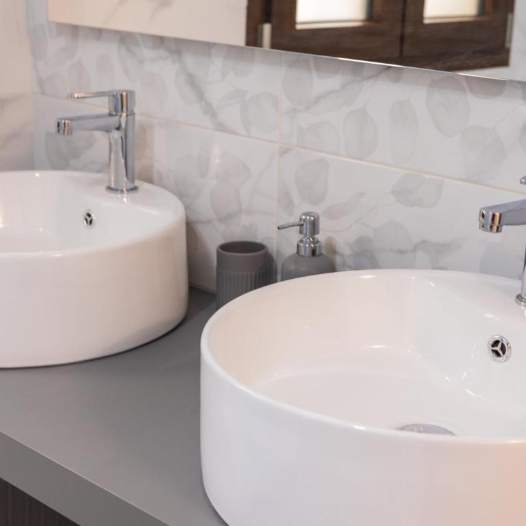 Via Col Vento Rooms - Family Room with Private Bathroom - 13