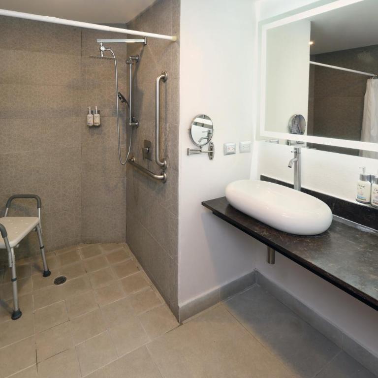 Garner Hotel Mazatlan Beach by IHG - Habitación con cama extragrande - Adaptada para personas de movilidad reducida - 1