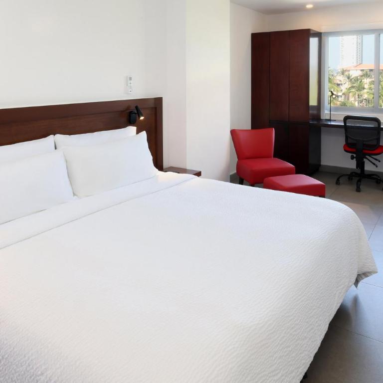 Garner Hotel Mazatlan Beach by IHG - Habitación Doble con cama grande con vistas a la ciudad - 3
