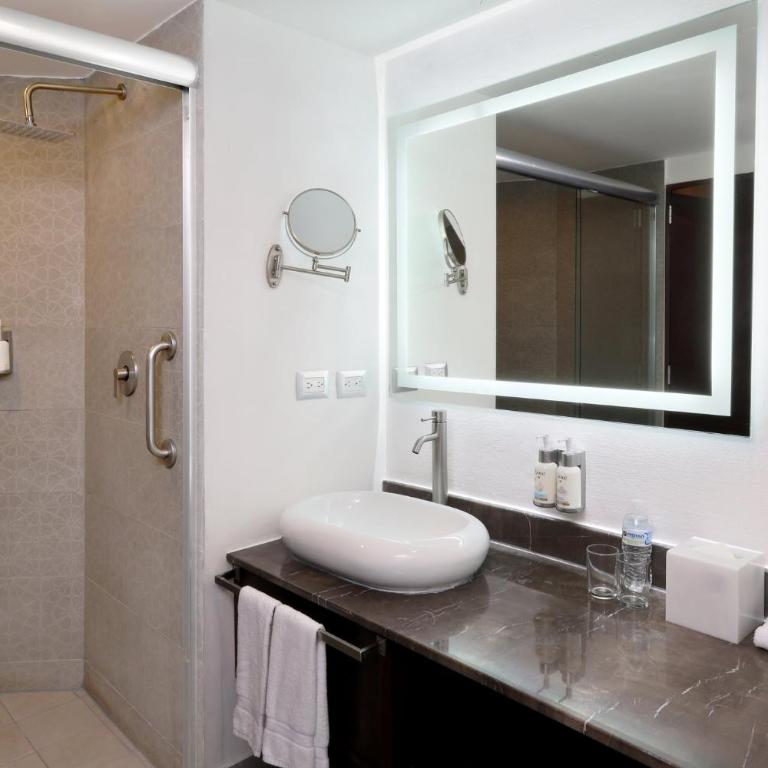 Garner Hotel Mazatlan Beach by IHG - Habitación Estándar con vistas al mar y 2 camas grandes - 2