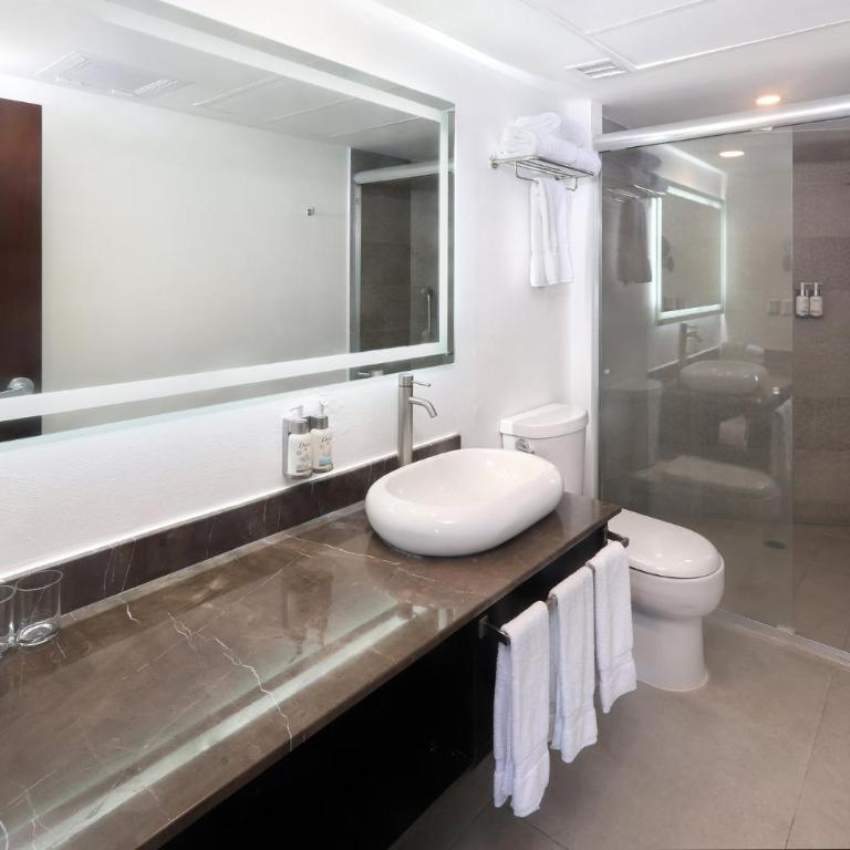 Garner Hotel Mazatlan Beach by IHG - Queen Suite with Two Queen Beds and Ocean Front - 2