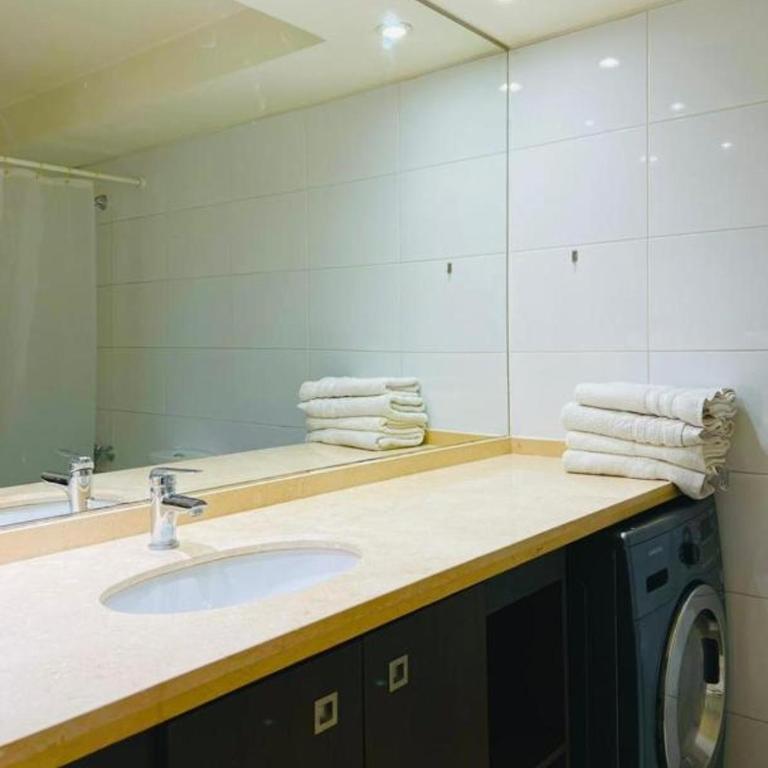 Departamento con vista mas piscina y estacionamiento al lado Parque Arauco - Two-Bedroom Apartment - 8