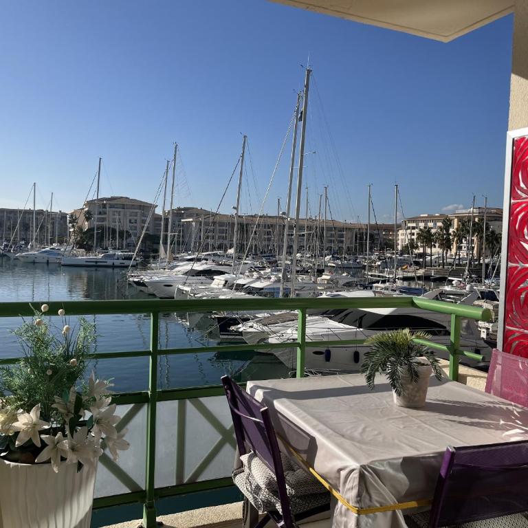 SUR LES QUAIS DE PORT FREJUS, magnifique T2, 4 per - Appartamento con 1 Camera da Letto, Vista Mare e Terrazza - 9
