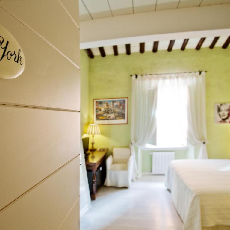 LM Suites Spagna - Camera Matrimoniale - 3