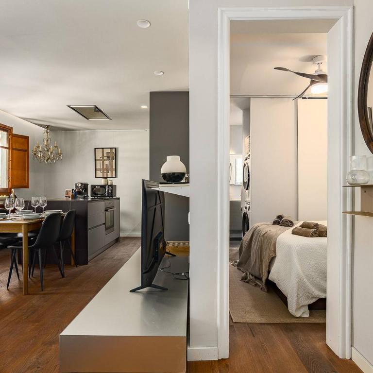 Cozy Apartment in Barcelona - One-Bedroom Loft Apartment with Balcony - 2