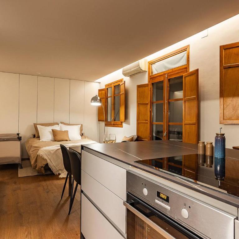 Cozy Apartment in Barcelona - One-Bedroom Loft Apartment with Balcony - 16