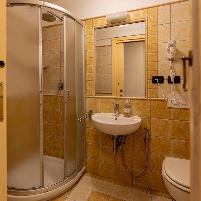 Hostel Archi Rossi - Posto Letto Singolo in Dormitorio Misto con 6 Letti - 1
