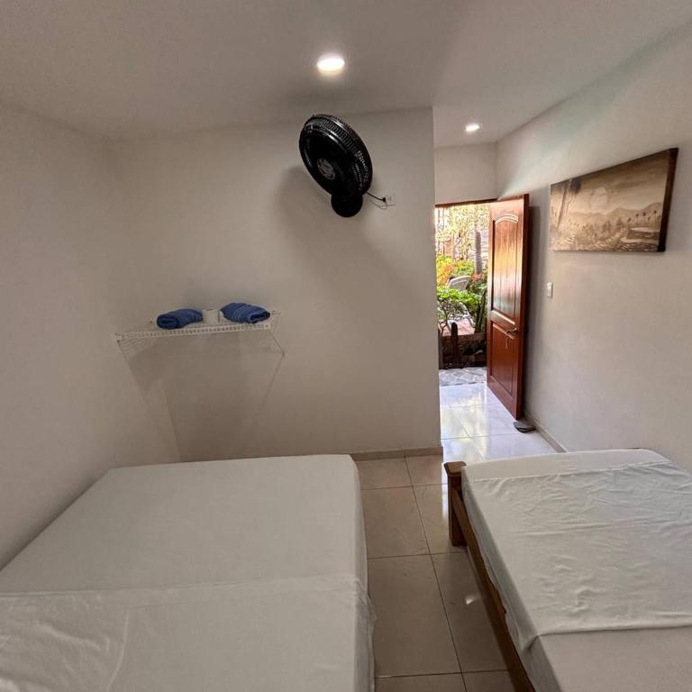 Hostal Los Arhuacos - Habitación Doble con baño - 2 camas - 5