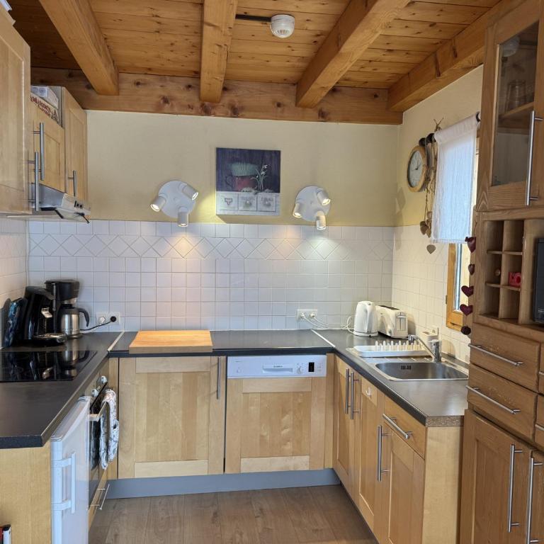 Chalet spacieux avec sauna, 4 chambres et Wi-Fi - FR-1-671-50 - Chalet - 9