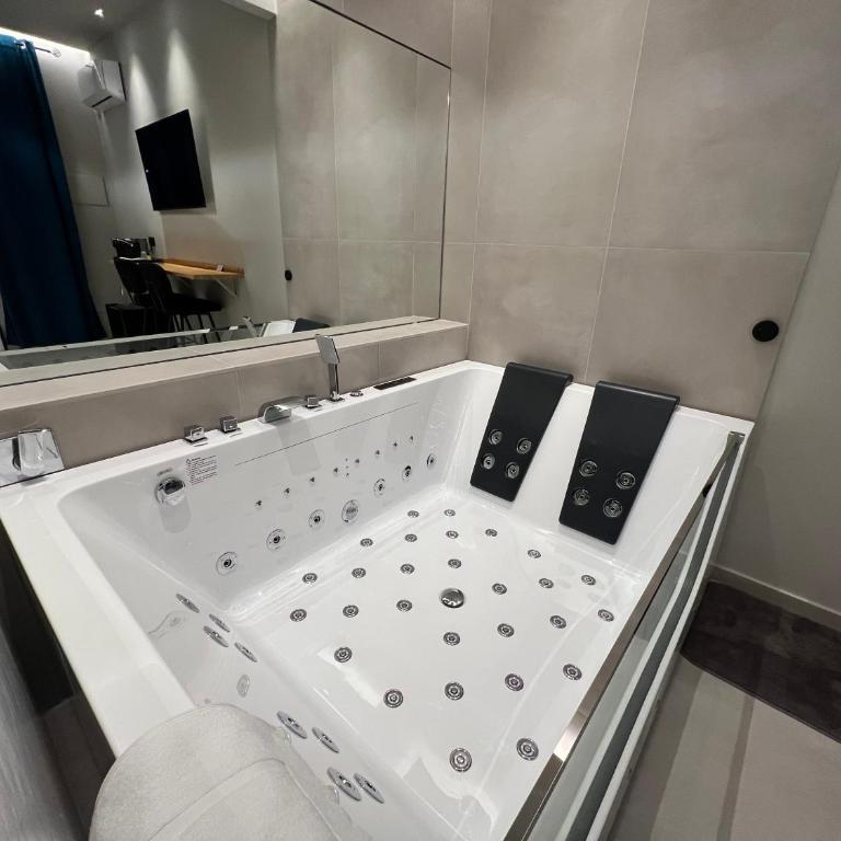 Suites 4 you - Deluxe Suite with Spa Bath - 4