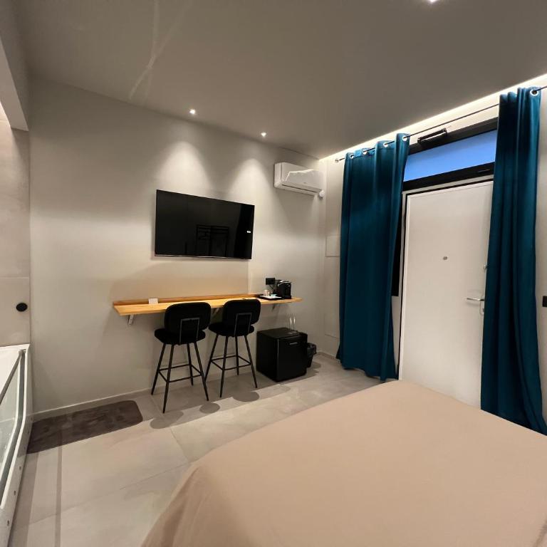 Suites 4 you - Deluxe Suite with Spa Bath - 1