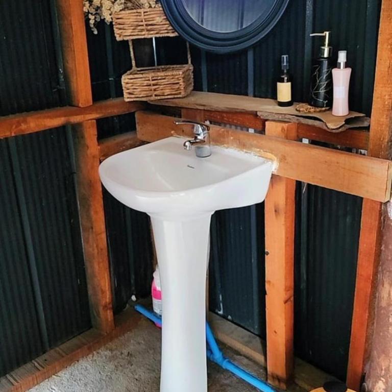 Bungalow con acceso privado al rio, tinaja y camas de cuarzo, baño fuera del bungalow - Tent - 10