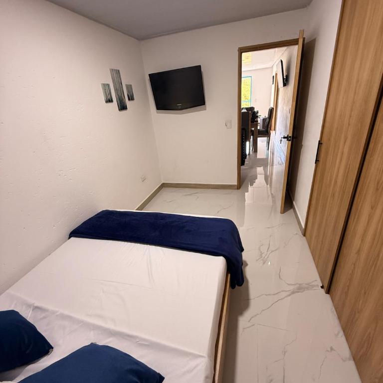 Apartamento céntrico, Guatape, cerca al malecon - Three-Bedroom Apartment - 13