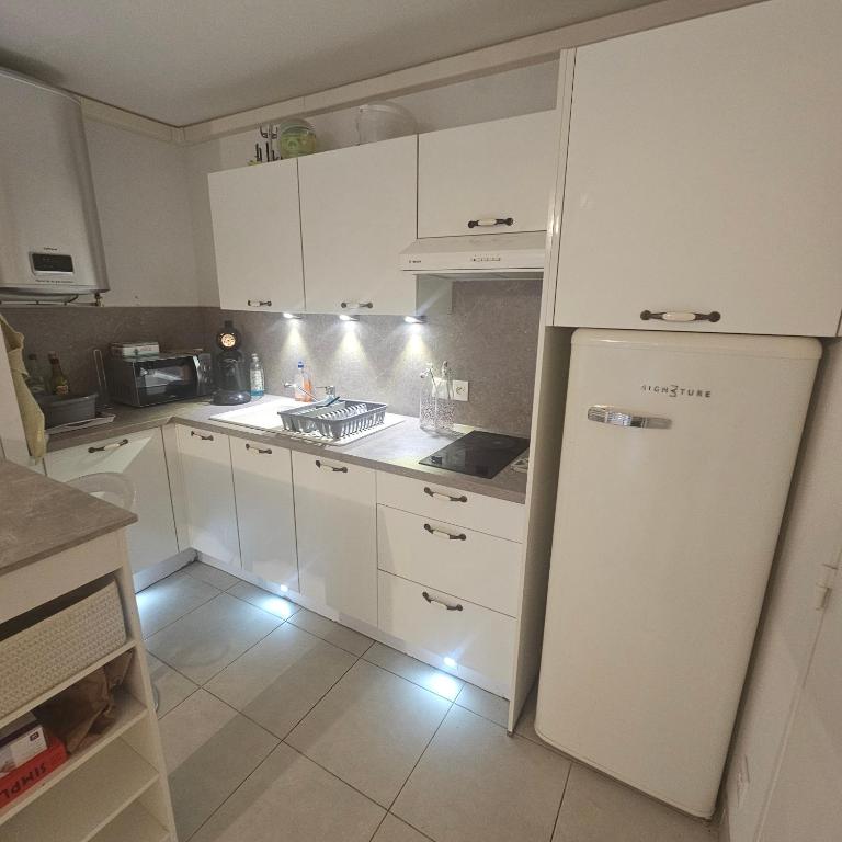Appartement 3 pièces proche tous commerces - Appartement 2 Chambres - 13