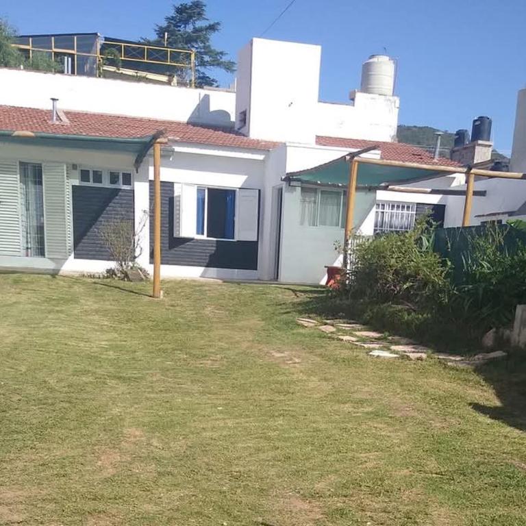 Casa con pileta de uso exclusivo a 5 cuadras de McDonald's - Two-Bedroom House - 17