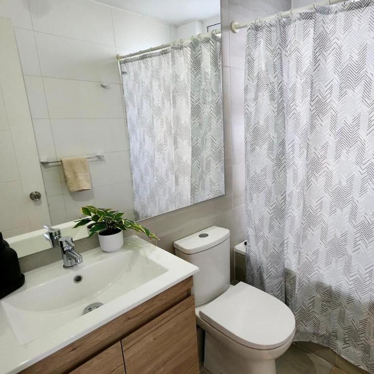 Aeropuerto a 10 min y Mall a 2, terraza BBQ, 3 hab - Three-Bedroom Apartment - 5