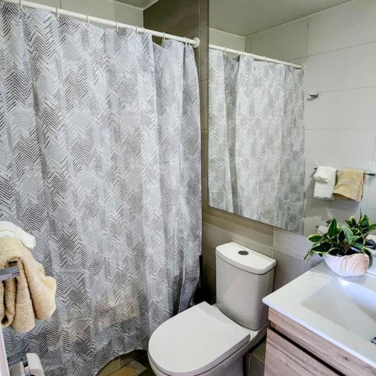 Aeropuerto a 10 min y Mall a 2, terraza BBQ, 3 hab - Three-Bedroom Apartment - 7