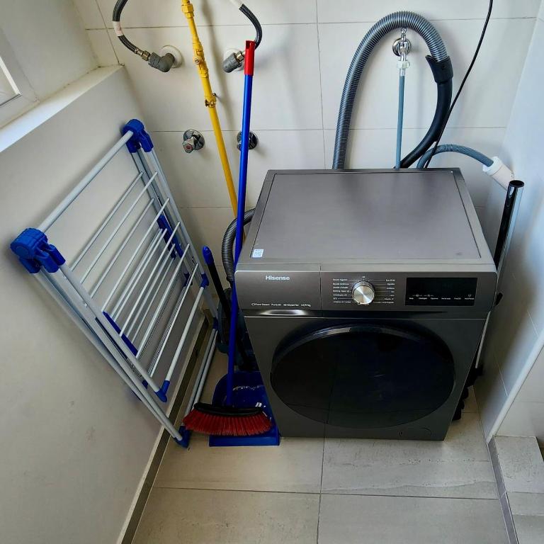 Aeropuerto a 10 min y Mall a 2, terraza BBQ, 3 hab - Three-Bedroom Apartment - 8