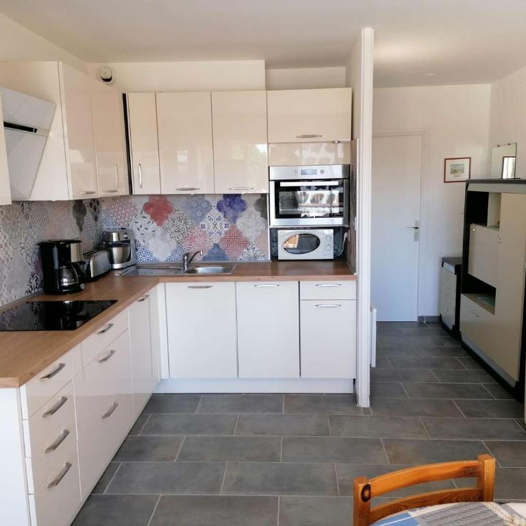Appartement refait 2 pièces avec piscine et parking - FR-1-731-106 - Appartement - 12