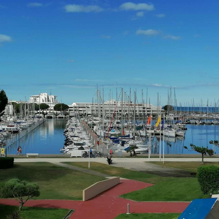 Appartement refait 2 pièces avec piscine et parking - FR-1-731-106 - Appartement - 18