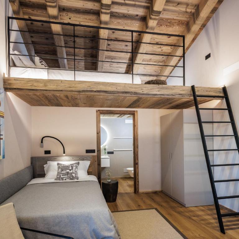 HelloCHALET Chalet Les Fleurs - Scenic Alpine Escape 70 metres from the cable car - Chalet Superior - 84