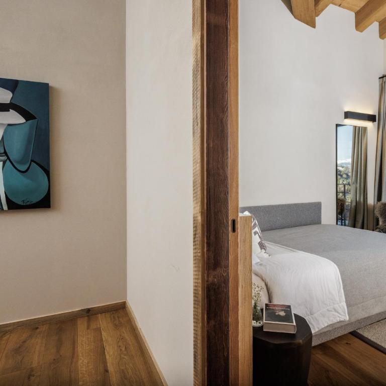 HelloCHALET Chalet Les Fleurs - Scenic Alpine Escape 70 metres from the cable car - Chalet Superior - 90