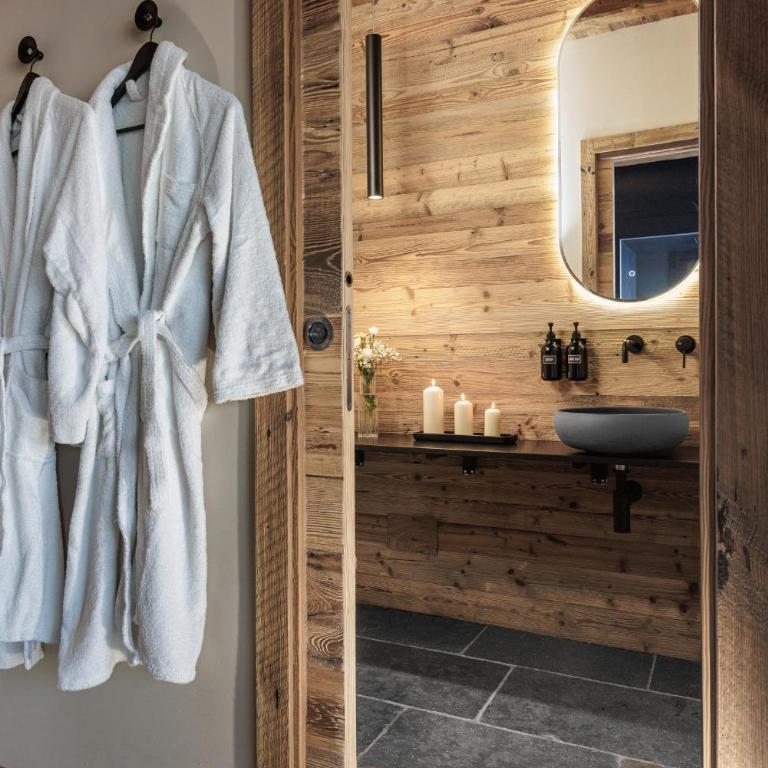 HelloCHALET Chalet Les Fleurs - Scenic Alpine Escape 70 metres from the cable car - Chalet Superior - 74