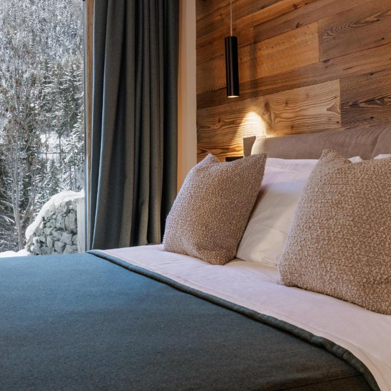 HelloCHALET Chalet Les Fleurs - Scenic Alpine Escape 70 metres from the cable car - Chalet Superior - 72