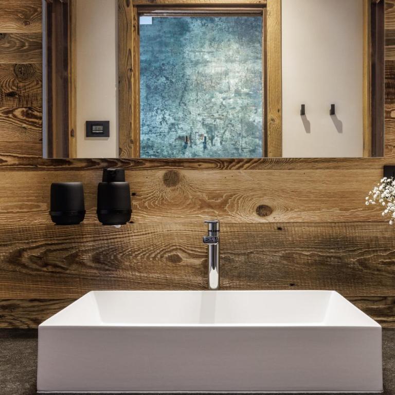 HelloCHALET Chalet Les Fleurs - Scenic Alpine Escape 70 metres from the cable car - Chalet Superior - 80