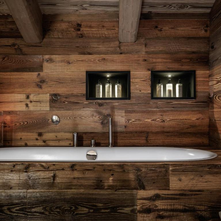 HelloCHALET Chalet Les Fleurs - Scenic Alpine Escape 70 metres from the cable car - Chalet Superior - 67