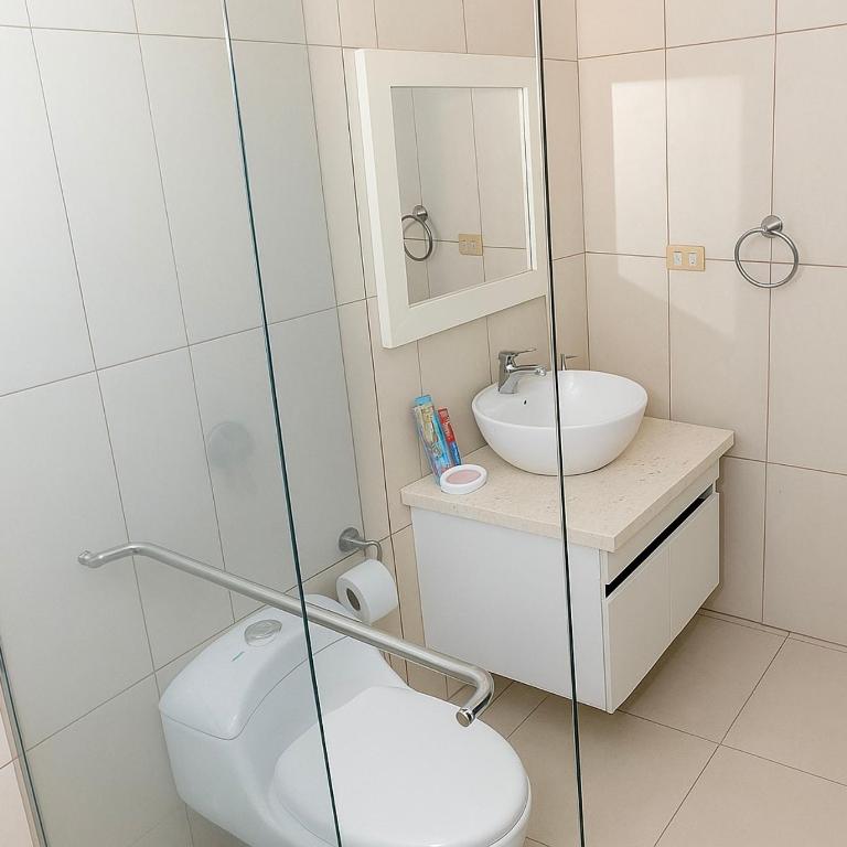 Apartamento moderno de 2 dormitorios con piscina, gimnasio y parking en Bellini 3 - Three-Bedroom Apartment - 16