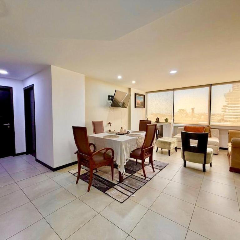Apartamento moderno de 2 dormitorios con piscina, gimnasio y parking en Bellini 3 - Three-Bedroom Apartment - 22